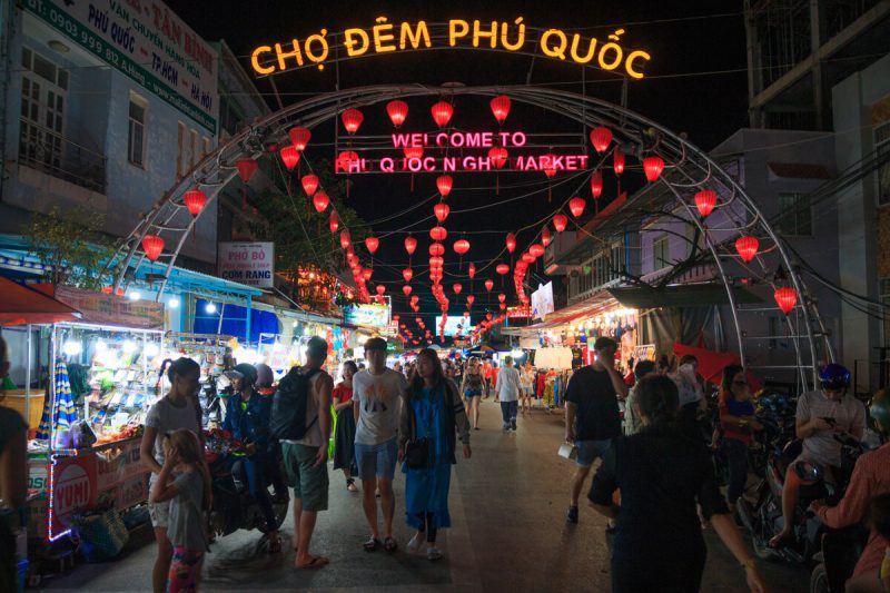 Chợ đêm Phú Quốc là điểm nhất định phải đi trong chuyến du lịch Phú Quốc của bạn