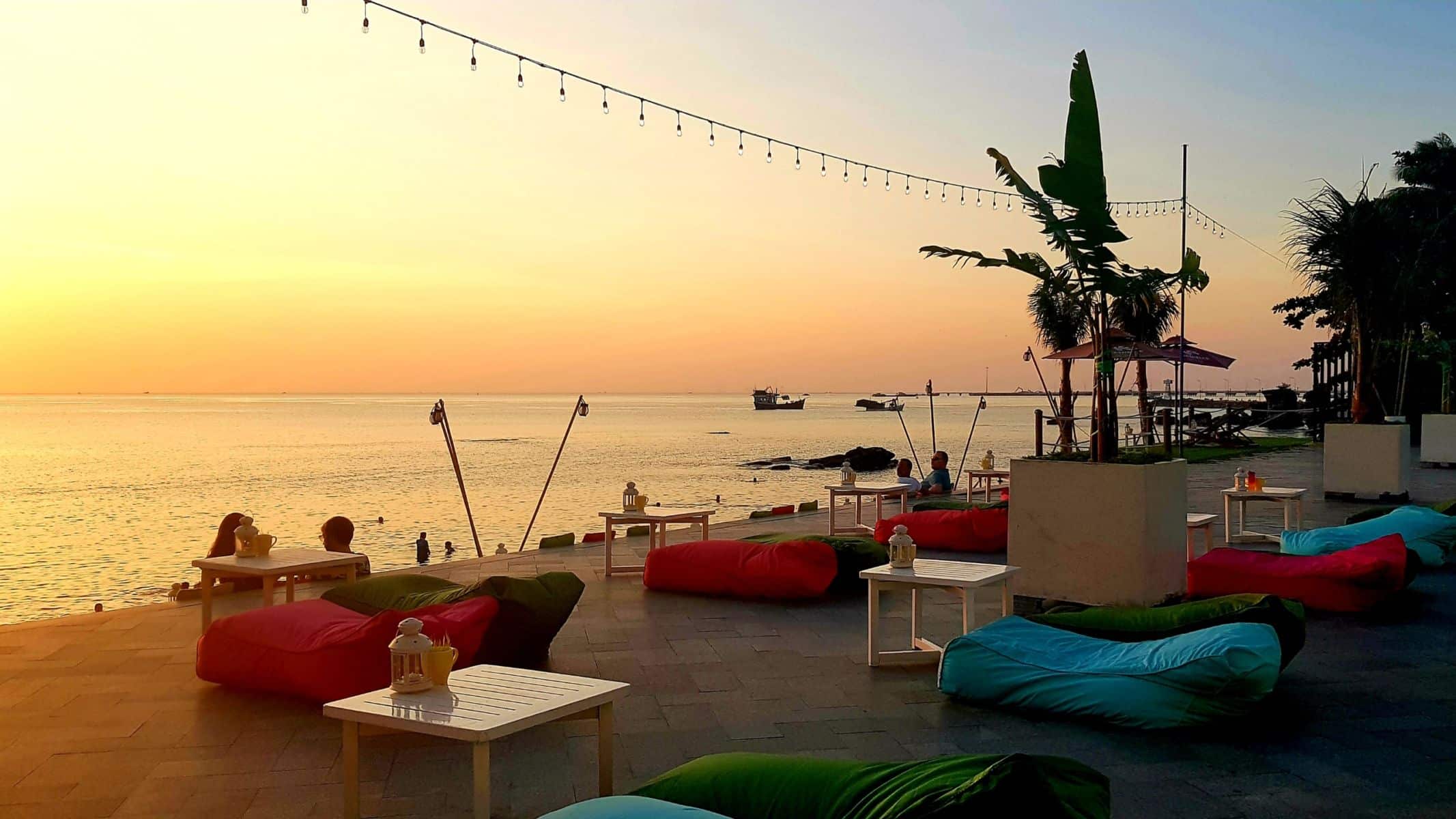  Cocoon Beach Lounge nằm trên bãi biển thơ mộng ngay sát Dinh Cậu