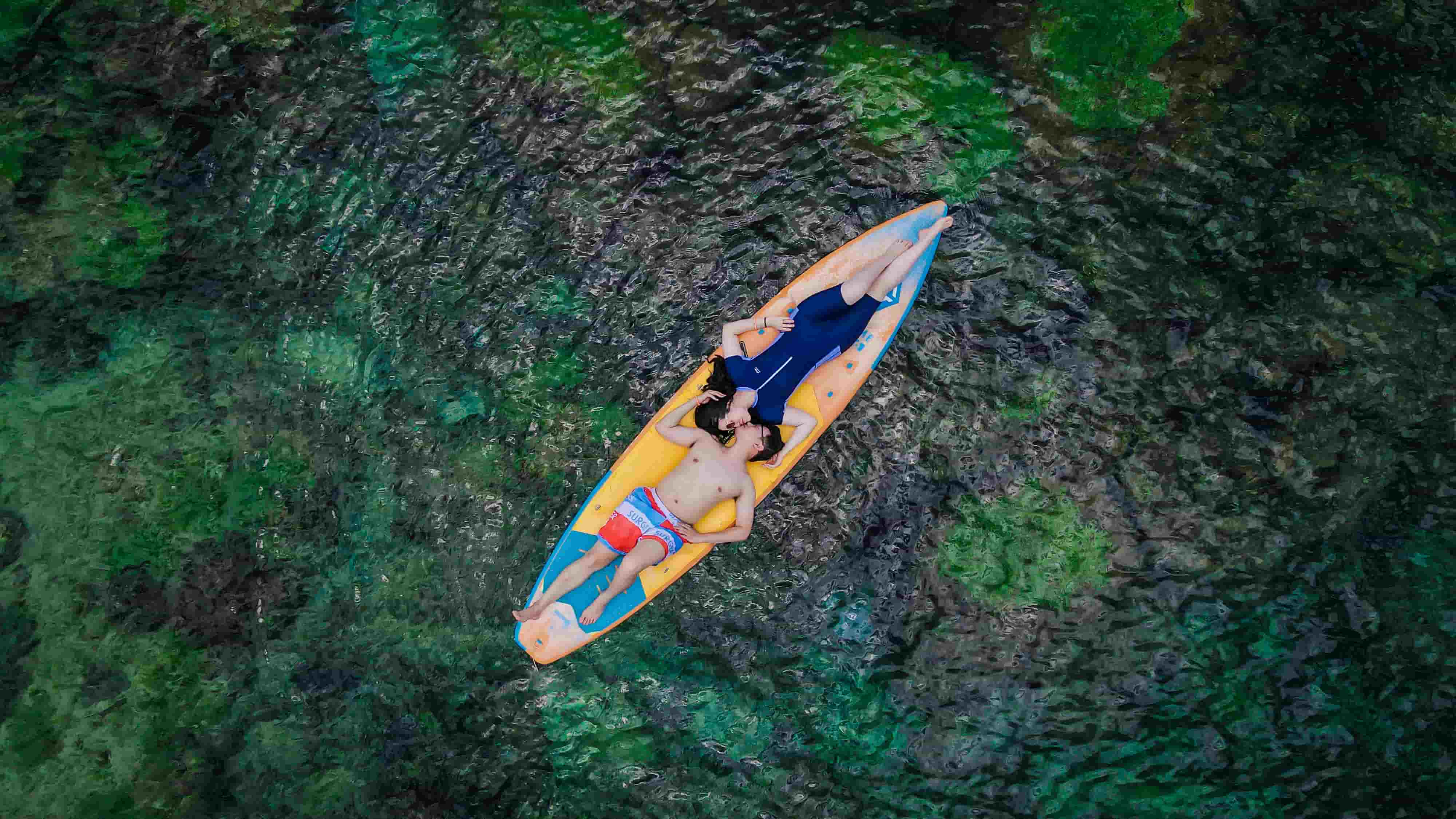 Chụp flycam với ván SUP xanh luôn được bao gồm trong tour cano 4 đảo Phú Quốc tại Sun Việt Travel